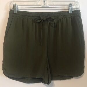 VERO MODA ladies size Medium shorts. olive green, flowly 100% viscose